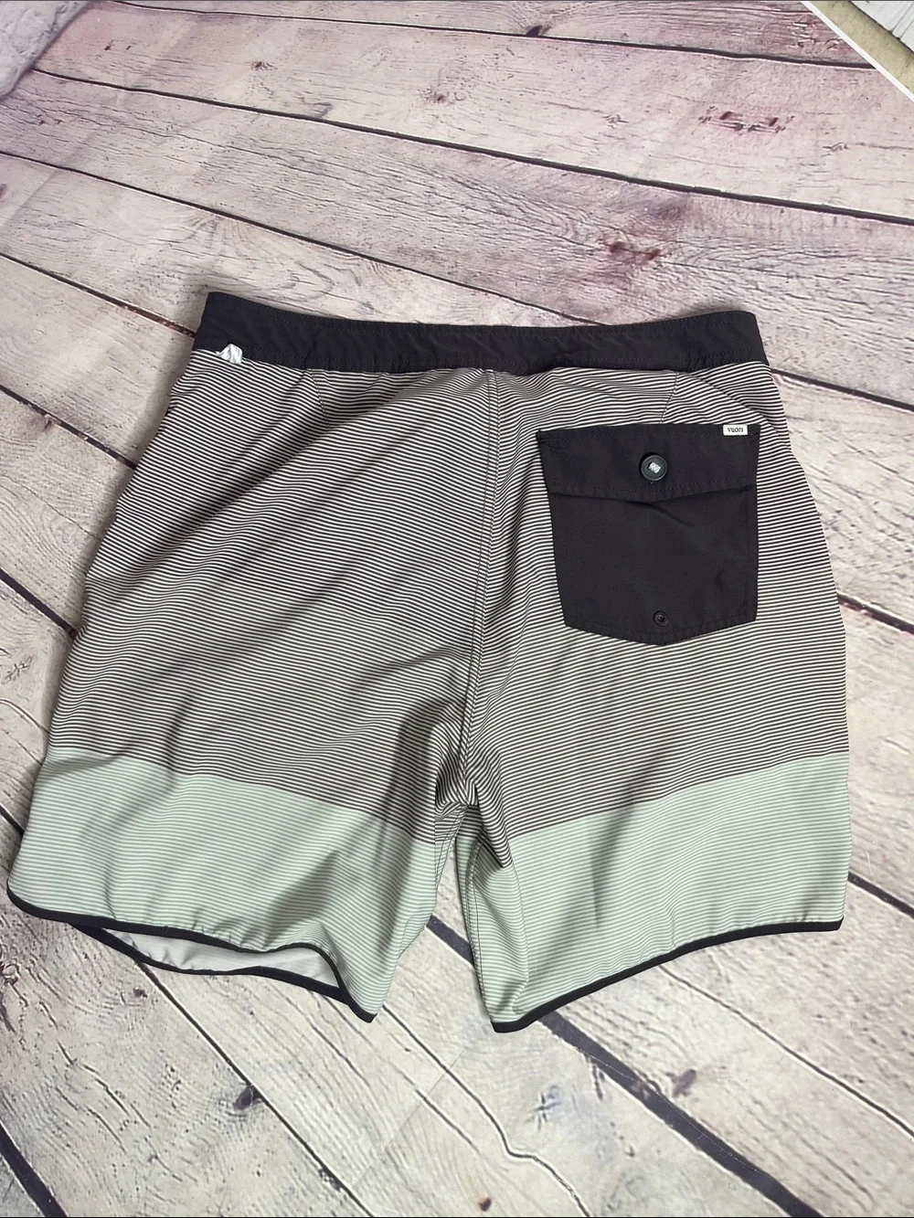 Vuori Men’s Striped Cruise Board Shorts size 33